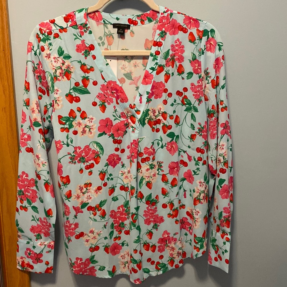 Ann Taylor floral, strawberry and cherry top. NWT. Size XS.
